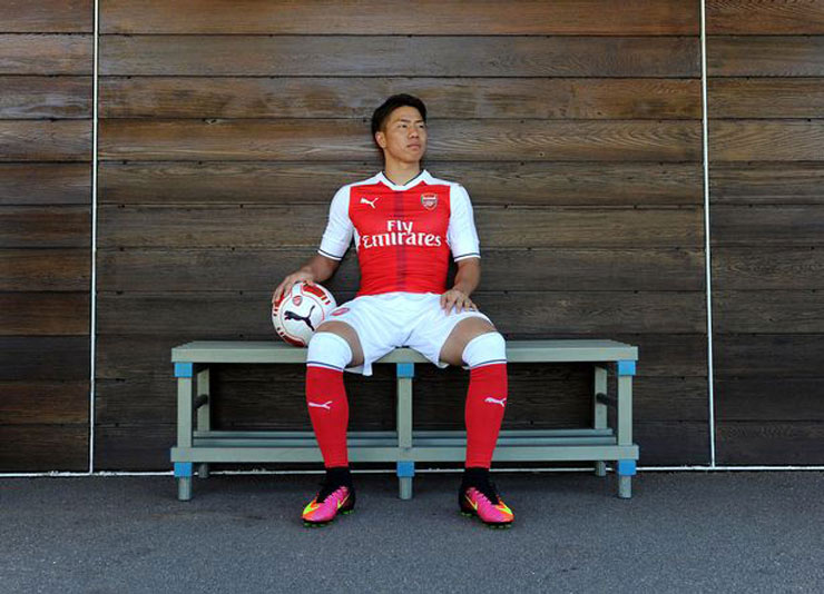 Asano gia nhập Arsenal năm 2016 nhưng bị cấm đá ở giải Ngoại hạng Anh vì lý do bi hài