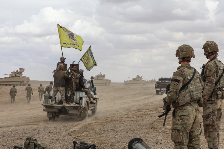 Binh sĩ Mỹ tham gia huấn luyện các chiến binh người Kurd ở Syria.