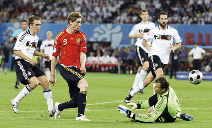 Cú chích bóng nổi tiếng của Fernando Torres giúp Tây Ban Nha thắng Đức 1-0 để vô địch EURO 2008