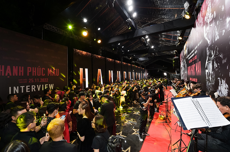 Lâm Khánh Chi diện váy xẻ trước nghìn người trên thảm đỏ dài 30m - hình ảnh 2