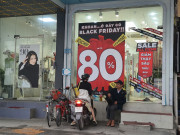 Thị trường - Tiêu dùng - Black Friday: Loạt cửa hàng giảm giá đến 80%, bất ngờ với động thái của người tiêu dùng