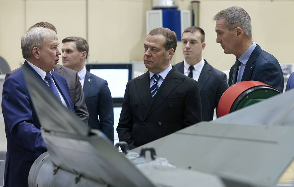 Phó Chủ tịch Hội đồng An ninh Liên bang Nga Dmitry Medvedev (giữa).