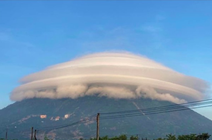 Xôn xao &#34;đám mây hình đĩa bay&#34; trên núi Bà Đen - 1