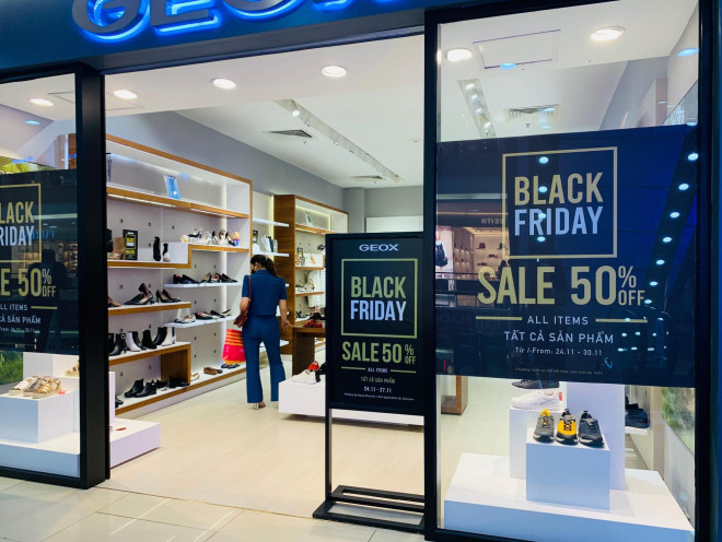 Black Friday diễn ra vào thứ sáu, tuần thứ 4 của tháng 11. Năm nay, Black Friday đúng vào ngày 25/11. Tuy nhiên, từ khoảng 1 tuần trước đó, các mặt hàng từ thời trang, phụ kiện, đến điện tử, điện thoại, đồ gia dụng... đã được giảm giá 50-70%.