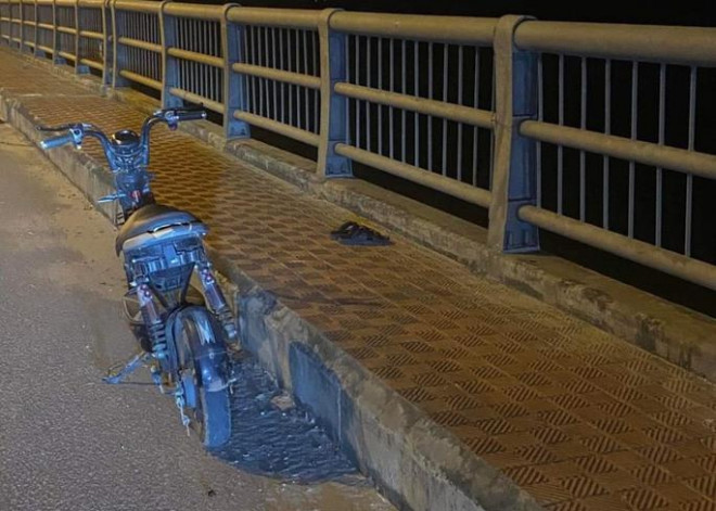 Chiếc xe máy điện để lại trên cầu.