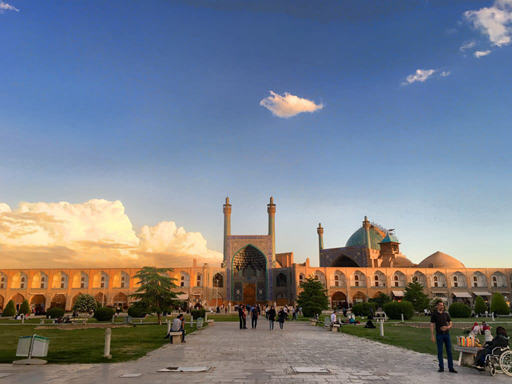 1. Esfahan

Esfahan là một trong những thành phố đẹp nhất ở Iran. Quảng trường Naqsh-e Jahan là điểm đến đáng chú ý nhất trong thành phố. Ngoài ra, du khách thích thú với những khu chợ kiểu Ả Rập và bị choáng ngợp với các chồng gia vị nhiều màu sắc.
