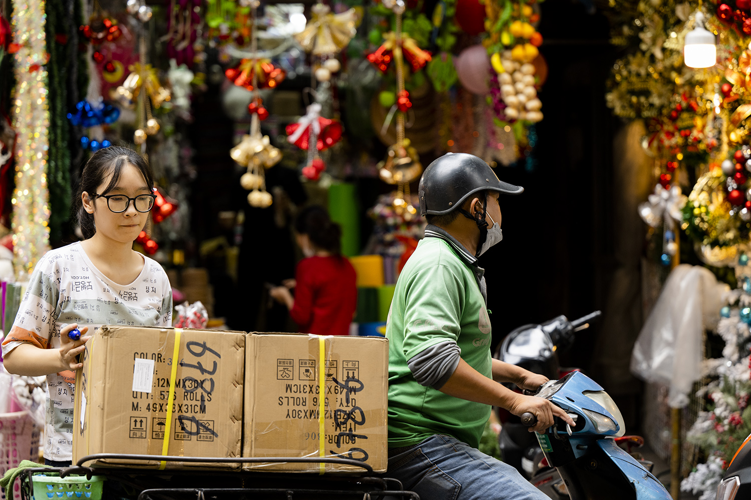 Tại phố Hàng Mã, các tiểu thương cũng đang gấp rút chuẩn bị hàng hoá để bán.