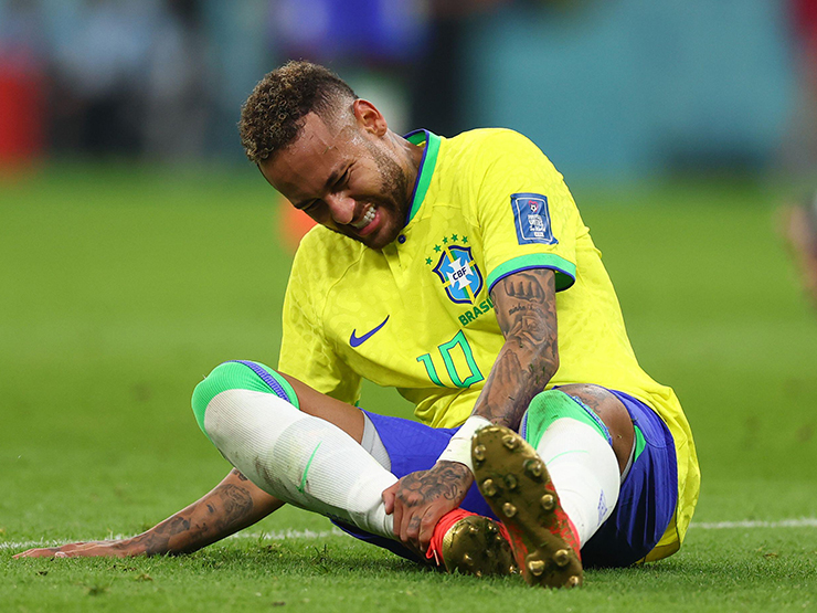 Brazil nhận tin sét đánh: Neymar chấn thương mắt cá chân, tình hình ra sao?