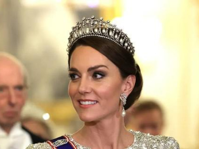 Hoàng hậu Camilla, Công nương Kate đội vương miện của mẹ chồng
