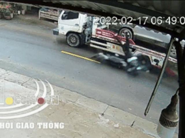 Clip: Phóng nhanh, nữ sinh đi xe máy tông trúng người đàn ông trên phố