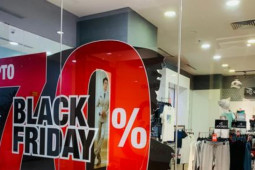 Black Friday: Hàng hiệu đua giảm giá ''khủng'' vẫn... ế