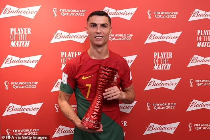 Nhiều fan cho rằng Bruno Fernandes xứng đáng hơn Ronaldo