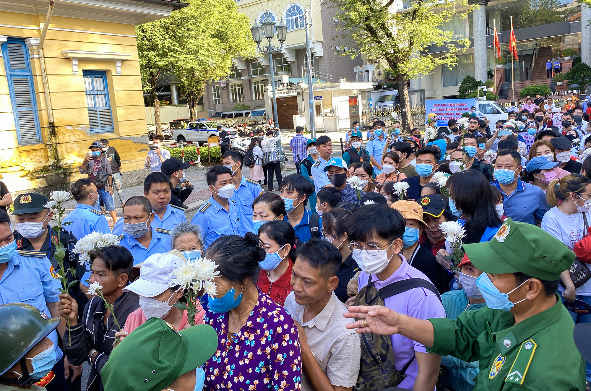 Nhiều người chen chân để được vào bên trong nhưng toà chỉ cho phép số lượng ít người vào dự.