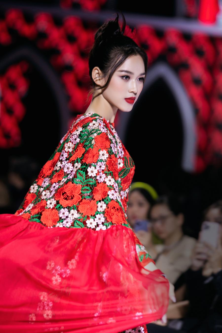 Hoa hậu Đỗ Hà - Lương Thuỳ Linh hoá "nàng thơ" xinh đẹp trên sàn diễn Tuần lễ thời trang - 2