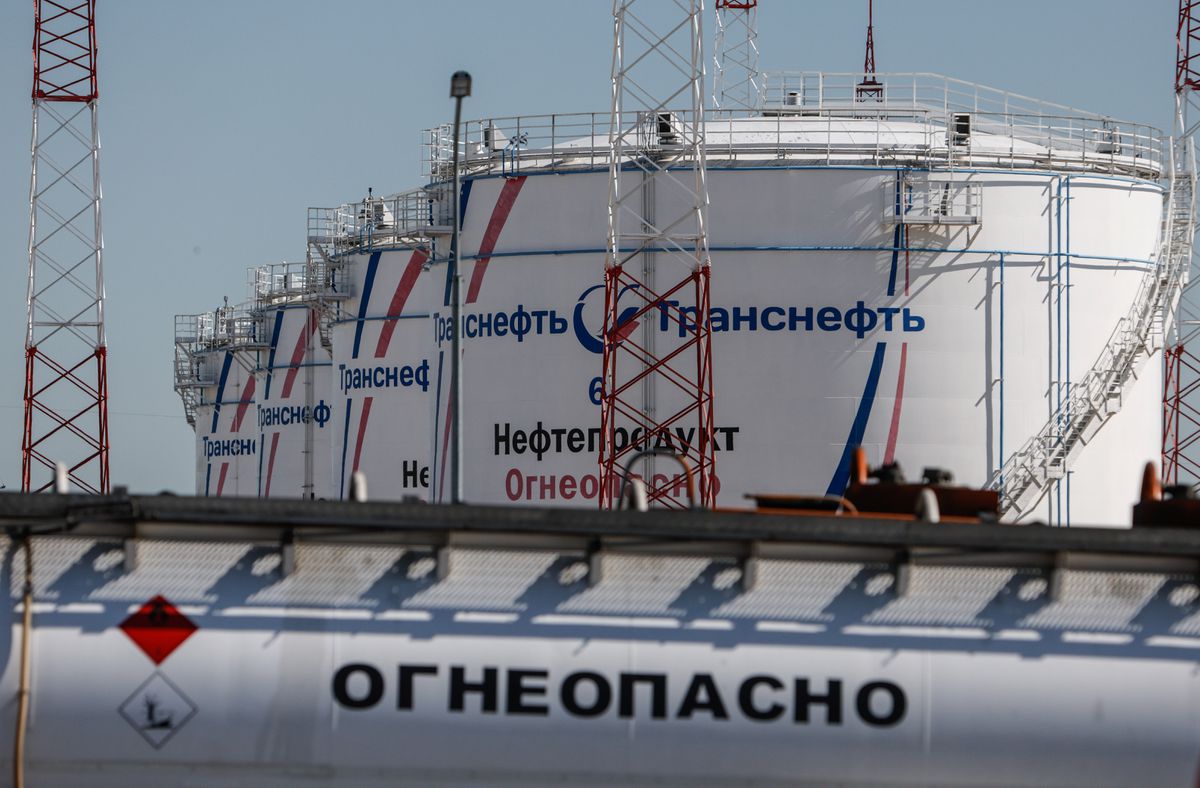 Các bể chứa dầu của Nga (ảnh&nbsp;: Reuters)