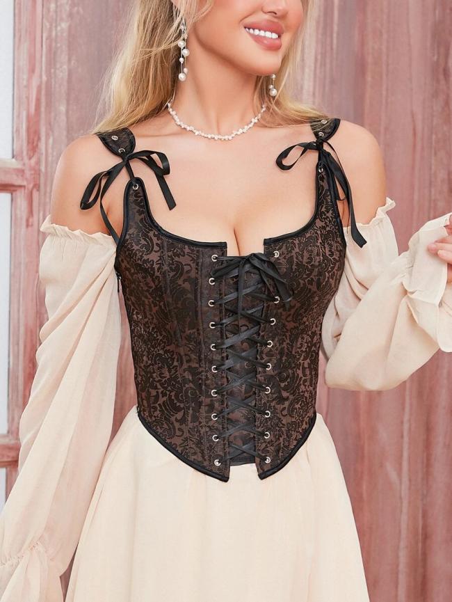 Bạn nên chọn loại áo corset có phần ngực đúc khuôn sẵn mút thay vì chọn loại ren mỏng, không có khả năng che chắn vòng một.
