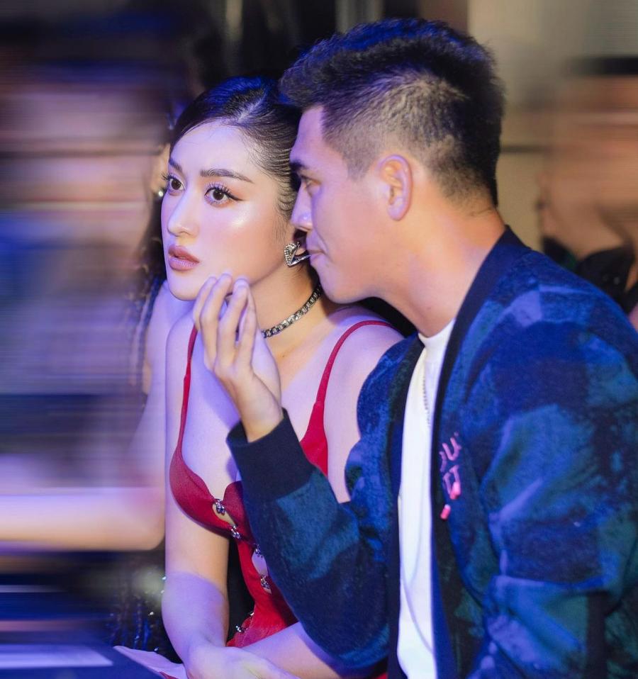 Những chiếc váy lả lơi của "quốc bảo nhan sắc Việt" có mối thân tình với nhiều cầu thủ - 4