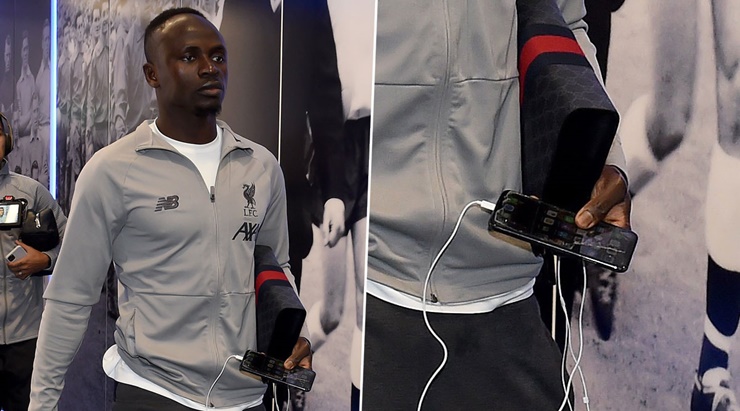 Sadio Mane là cầu thủ từng gây xôn xao vì dùng iPhone với màn hình vỡ nát.&nbsp;Vào năm 2019, bức ảnh cầu thủ Mane bước vào đường hầm sân vận động King Power của Leicester City đã được lan truyền trên mạng&nbsp;
