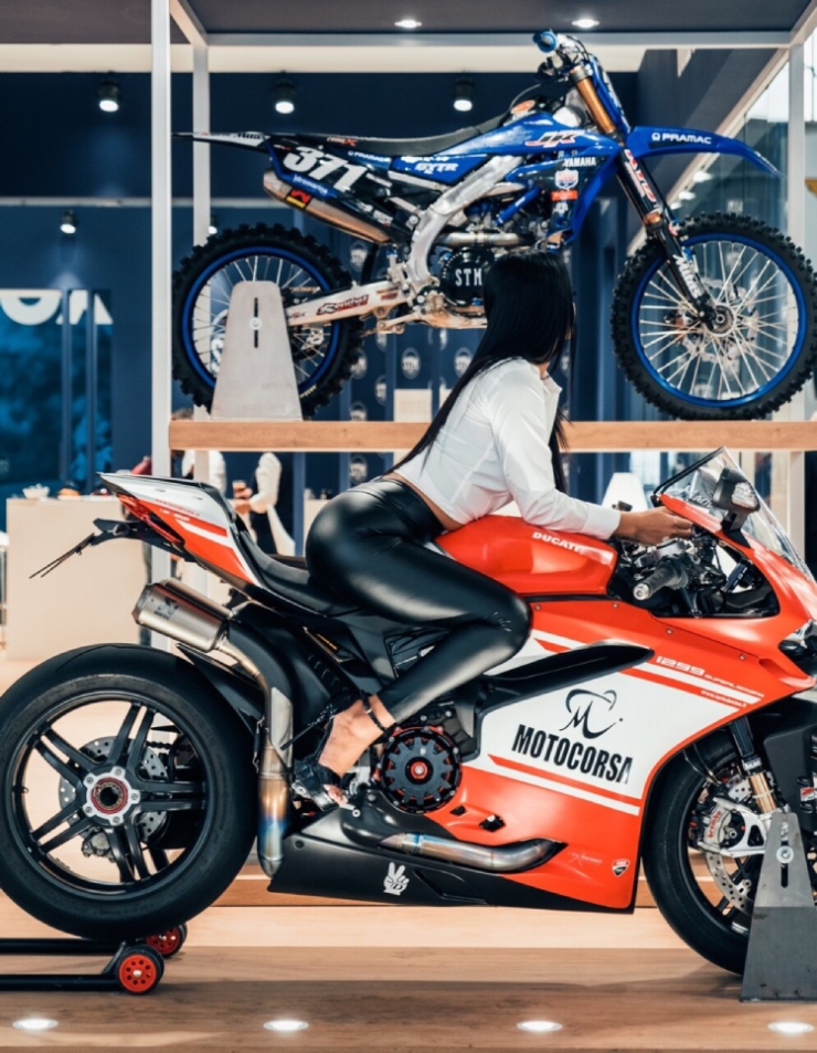 Sự phối kết hợp siêu hoàn hảo giữa người đẹp và siêu mô tô Ducati. 
