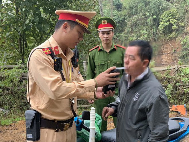 “Anh mới uống một tí thôi… mong các chú thông cảm” - 2