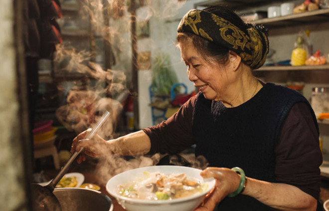 Đến làng Bát Tràng nghe người nghệ nhân hướng dẫn cách làm các món ăn trên mâm cỗ thắp hương truyền thống - 1