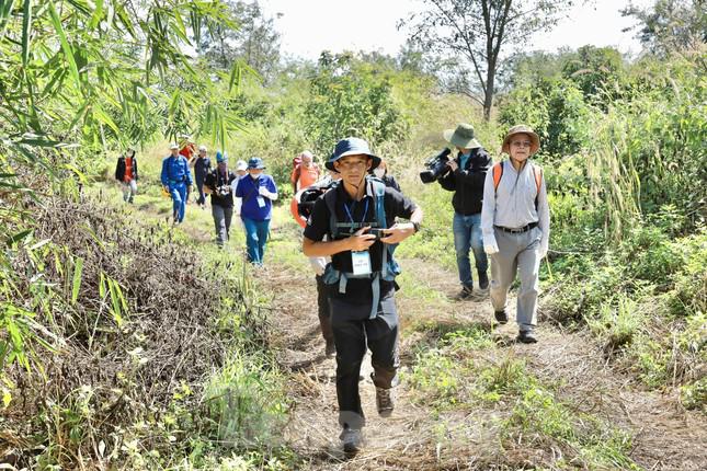 Đoàn các chuyên gia Trekking đến hang P8