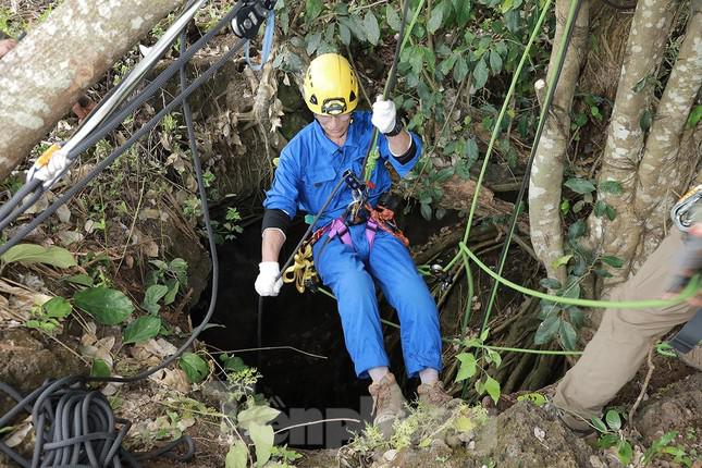 Chuyên gia hang động người Nhật Bản xuống hang bằng thiết bị chuyên dụng