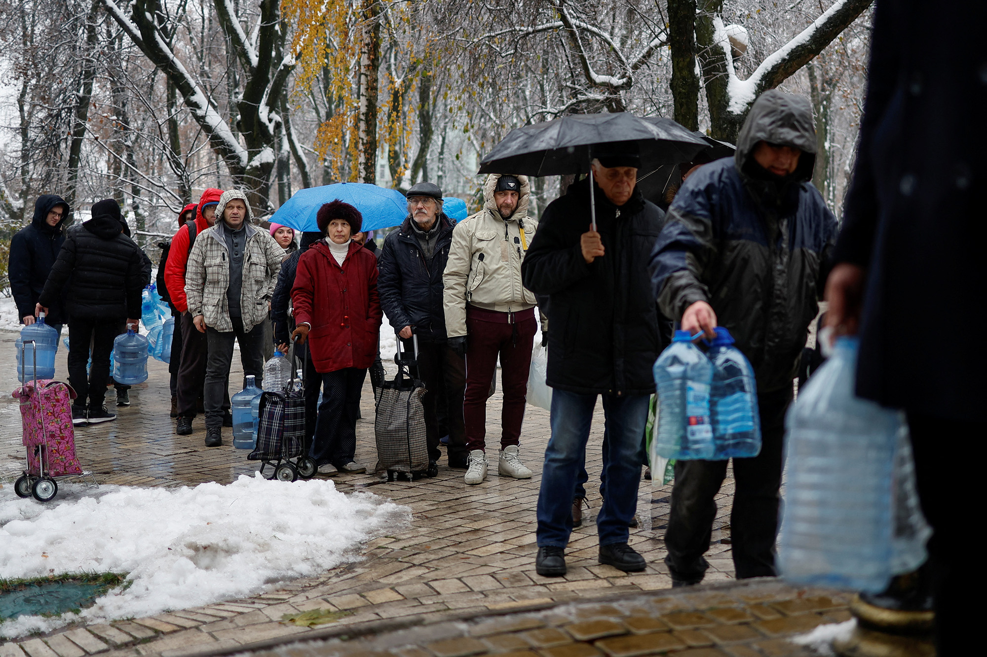 Người dân Ukraine xếp hàng chờ lấy nước (ảnh: CNN)