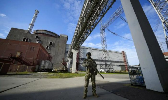 Nhân viên an ninh Nga đứng gác tại nhà máy năng lượng hạt nhân Zaporizhzhia. Ảnh - AP