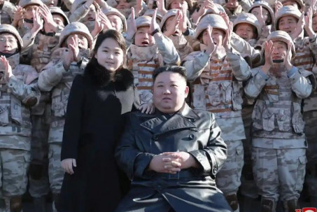 Con gái cưng tiếp tục xuất hiện trong động thái hiếm thấy của ông Kim Jong Un