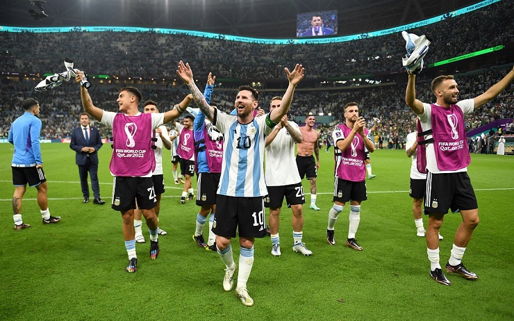 Messi và các đồng đội ăn mừng chiến thắng 2-0 trước Mexico