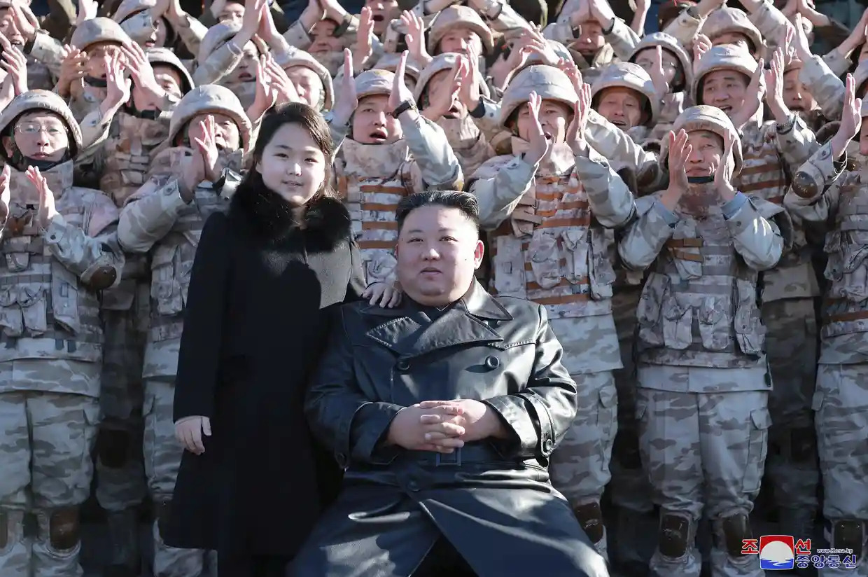 Ông Kim Jong Un tiếp tục xuất hiện cùng con gái (ảnh: KCNA)