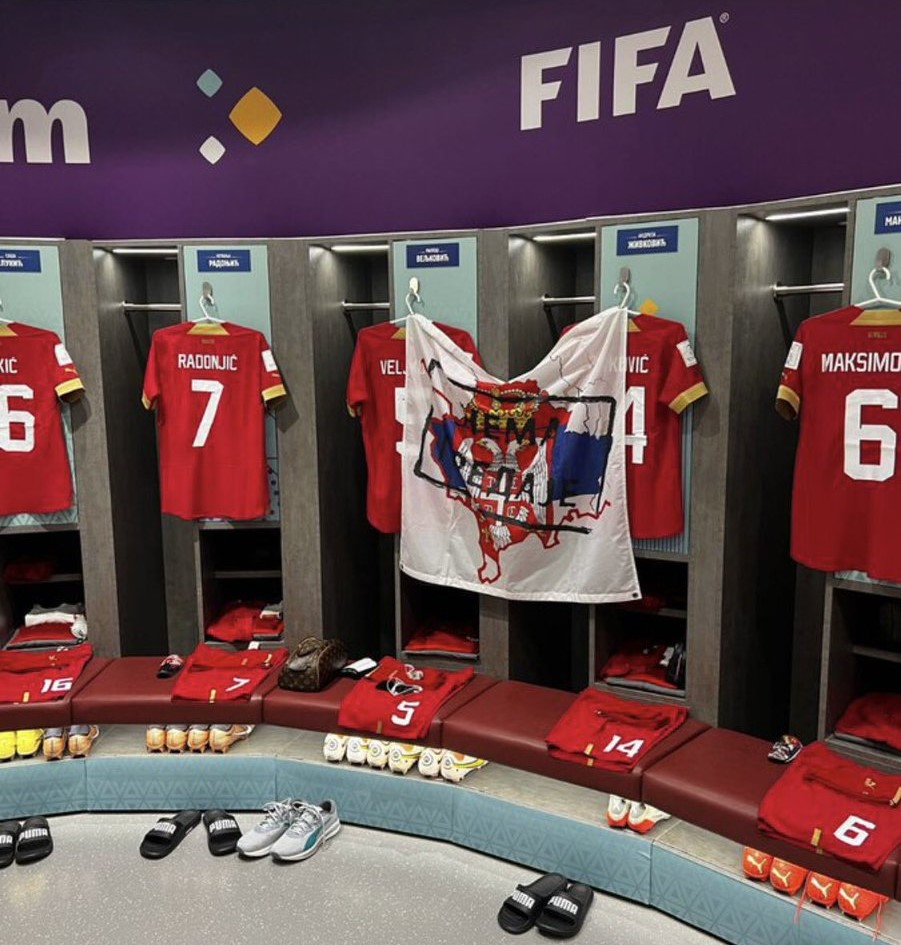 Lá cờ in hình bản đồ xuất hiện trong phòng thay đồ của đội tuyển Serbia (ảnh: Aljazeera)