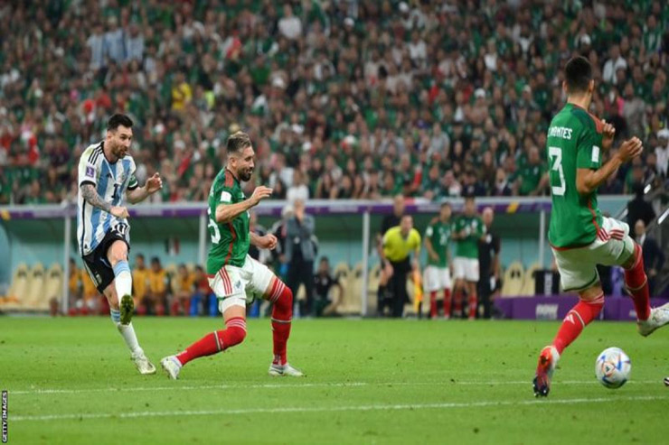 Siêu phẩm bằng chân trái của Messi đã mở màn thắng lợi của Argentina trước Mexico