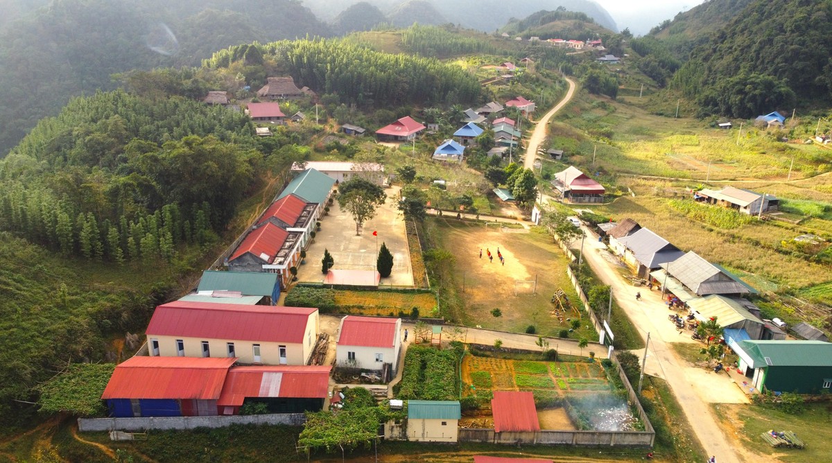 Trường TH-THCS Cao Sơn (Lũng Cao, Bá Thước) ngày nay nằm lọt thỏm giữa núi rừng Pù Luông. Ảnh: ĐẶNG TRUNG