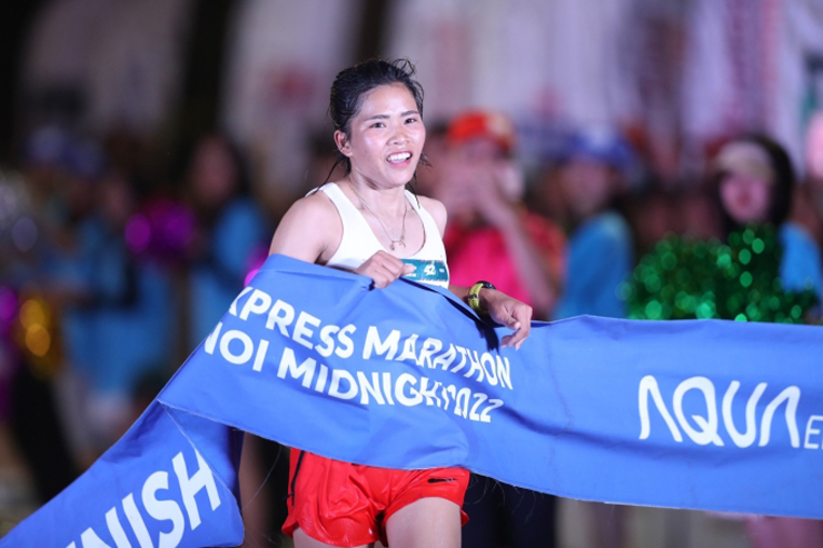 Lèo Thị Tình xuất sắc về nhất marathon dành cho các VĐV chuyên nghiệp nữ. Ảnh ban tổ chức