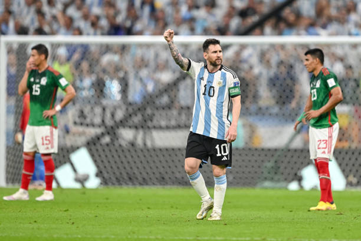 Messi cùng các đồng đội vươn lên đứng thứ 2 bảng C