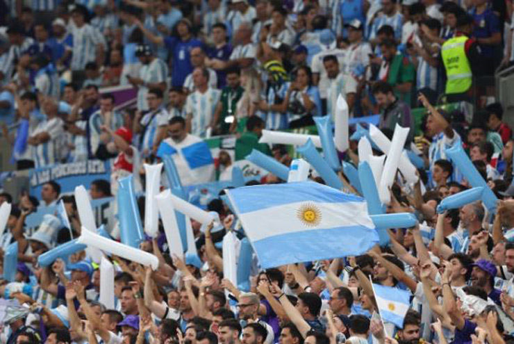 Trên khán đài, các CĐV Argentina đang cổ vũ đội nhà hết mình