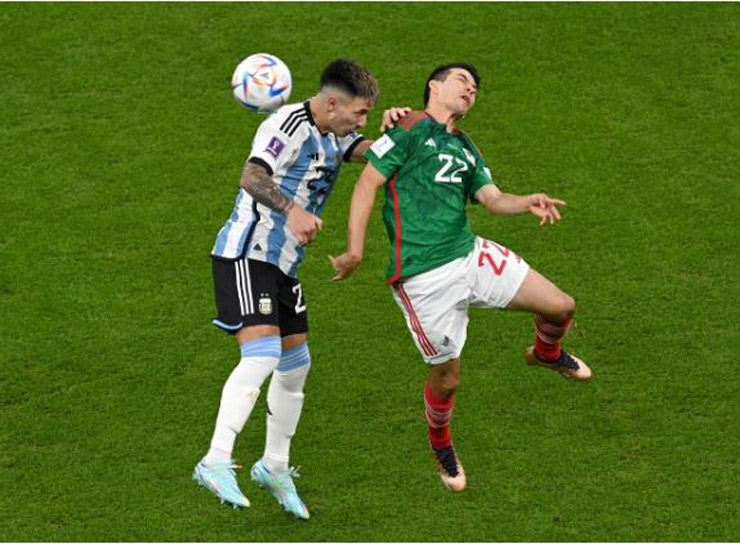 Lisandro Martinez tranh chấp bóng bổng với Hirving Lozano