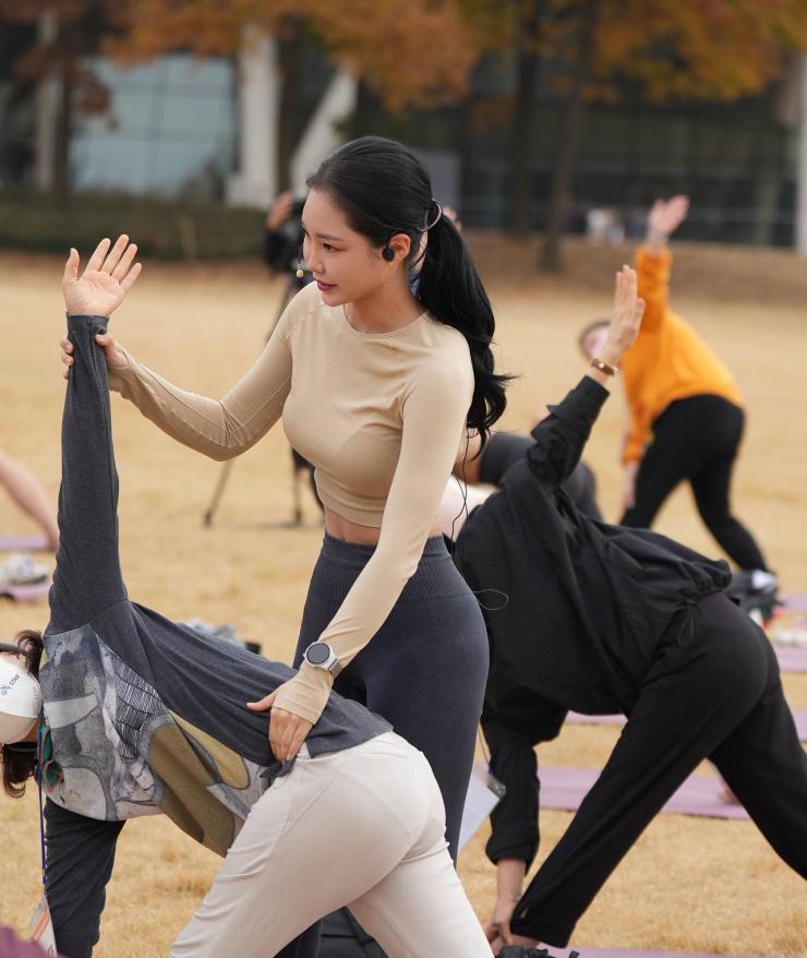 Ngoài lợi ích về sức khoẻ, thời trang trong yoga cũng là chủ đề được nhiều người quan tâm.
