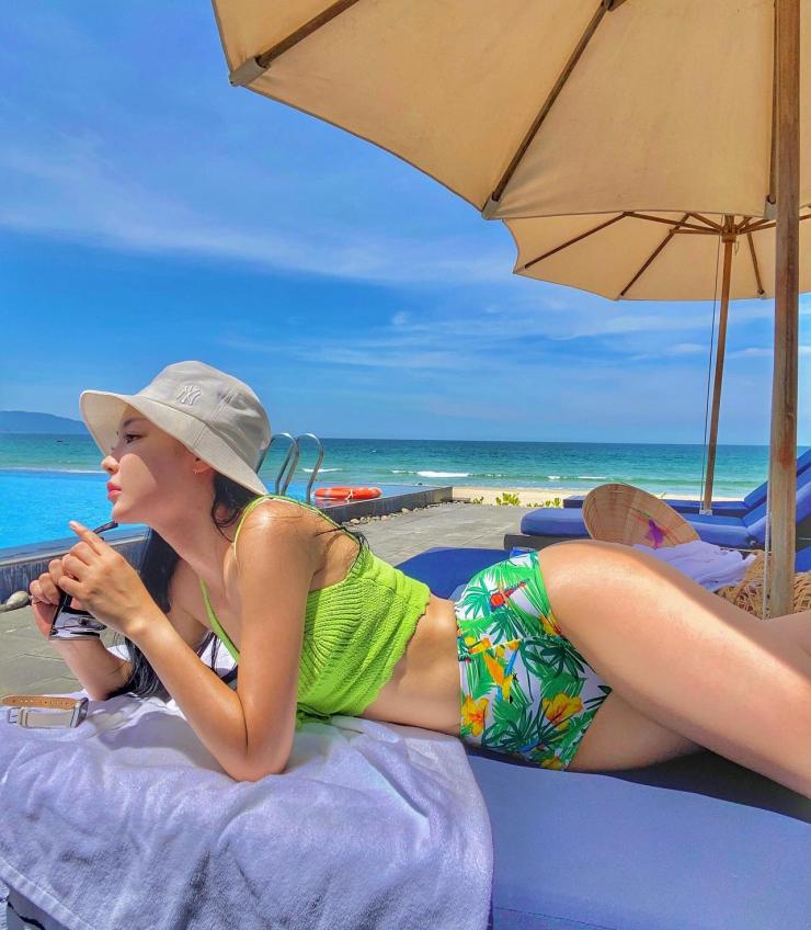 Hình ảnh cô mặc đồ bơi hai mảnh khoe đường cong quyến rũ được chụp tại bờ biển của Đà Nẵng.
