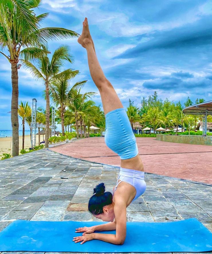 Ngoài những giờ lên lớp ở phòng học, cách kết hợp du lịch với tập yoga cũng là thói quen được cô áp dụng thường xuyên.

