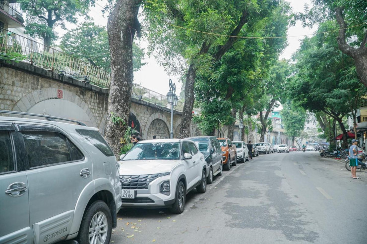 Ngay phía ngoài, hàng dài ô tô đỗ che khuất cả phố bích họa. Thời gian trước, vào những ngày cuối tuần, không gian bích họa phố Phùng Hưng lúc nào cũng tấp nập khách tham quan, ai cũng muốn có những bức ảnh độc đáo bên những “ông đồ”, “gánh hàng hoa”, hay bên những chiếc “tàu điện”… thì bây giờ, không gian ấy trở nên rất vắng vẻ.