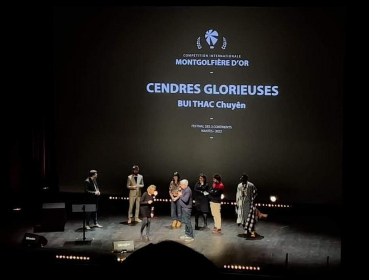 "Tro tàn rực rỡ" (tựa tiếng Anh: “Glorious Ashes”) đã thắng Giải Khinh khí cầu vàng - giải thưởng cao nhất tại LHP quốc tế 3 châu lục (Festival des Trois Continents) tại Nantes, Pháp. Ảnh: FB Oanh Tu Le.