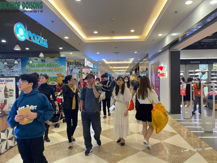 Tại một trung tâm thương mại ở phường Thượng Đình, quận Thanh Xuân, Hà Nội, các cửa hàng đồng loạt tung ra sự kiện ưu đãi lớn nhất năm Black Friday kéo dài trong nhiều ngày. Các mặt hàng kinh doanh như thời trang, mỹ phẩm, đồ gia dụng, nội thất… đều được chạy chương trình giảm giá 'khủng' thu hút lượng lớn khách hàng mua sắm.