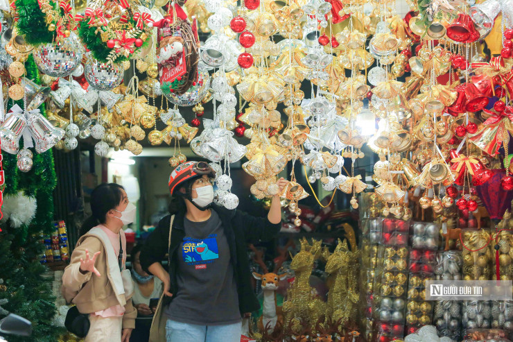 Theo chị Thùy Linh (Ba Đình), được giao nhiệm vụ trang trí không khí giáng sinh ở cơ quan, nên hàng năm cách 1 tháng thì sẽ đến Hàng Mã để lựa chọn đồ.