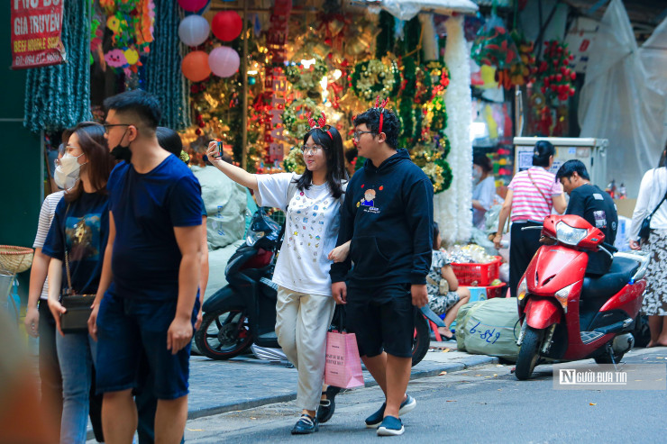 Vào cuối tuần, nhiều người dân tranh thủ ngày cuối tuần lên phố Hàng Mã để vui chơi và chụp ảnh.