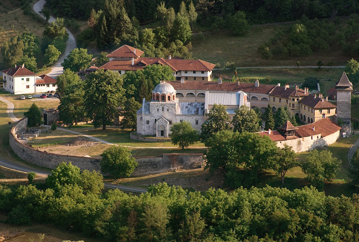 12.Tu viện Studica

Tu viện Studenica nằm ở trung tâm Serbia, nổi bật với những đồng cỏ xanh và 2 nhà thờ bằng đá cẩm thạch trắng. Tuy nhiên, tu viện thế kỷ 12 này được biết đến nhiều nhất nhờ những bức bích họa, tranh vẽ và đồ trang trí công phu khác.
