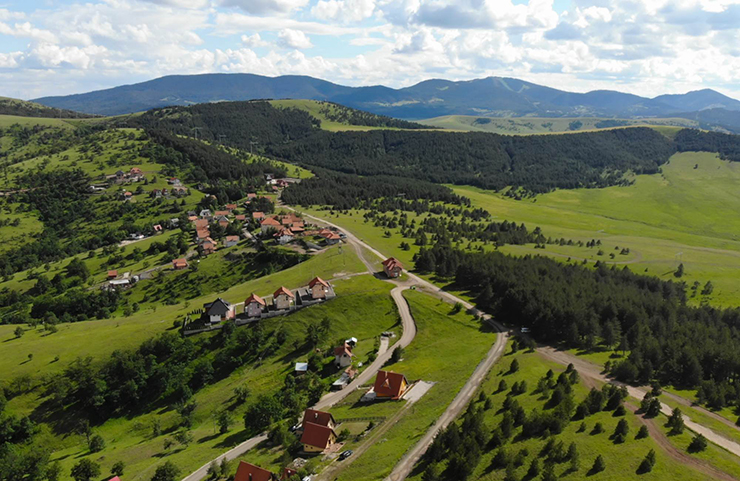 14. Zlatibor

Zlatibor là một địa điểm du lịch nổi tiếng ở vùng núi phía tây Serbia.&nbsp;Nơi đây có đầy đủ các thú vui từ trượt tuyết vào mùa đông cho tới đi bộ đường dài vào mùa hè.&nbsp;Khu vực này rất đẹp, với những đồng cỏ rộng lớn và những ngôi làng lịch sử cổ kính.&nbsp;
