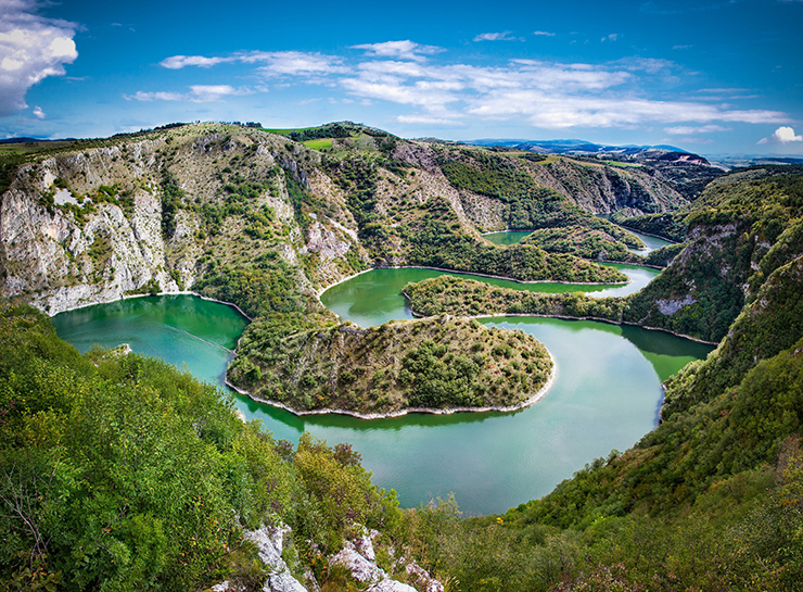 15. Khu bảo tồn thiên nhiên đặc biệt Uvac

Đoạn uốn khúc trên sông Uvac, nằm trong Khu bảo tồn thiên nhiên đặc biệt Uvac được đề cử là địa điểm đẹp nhất ở Serbia. Có khoảng 12 điểm quan sát trên hẻm núi, vì vậy bạn có thể chụp được rất nhiều bức ảnh tuyệt vời.
